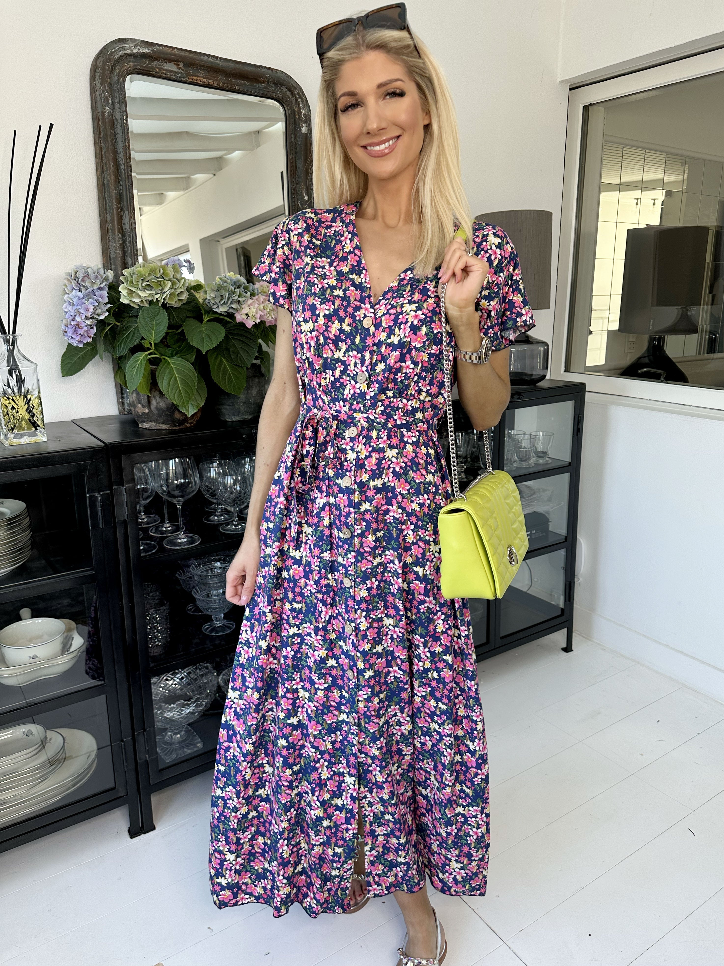 Diora - Blommig klänning med knappar och band